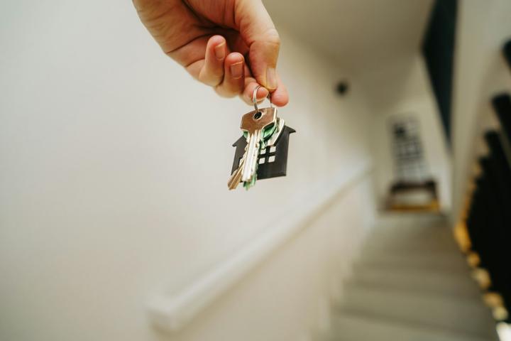Entrega de llaves de una vivienda